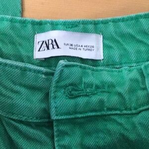 Zara cropped  Vibrant Green Denim Pants ,size 4.
Made in Turkey. Missing  button